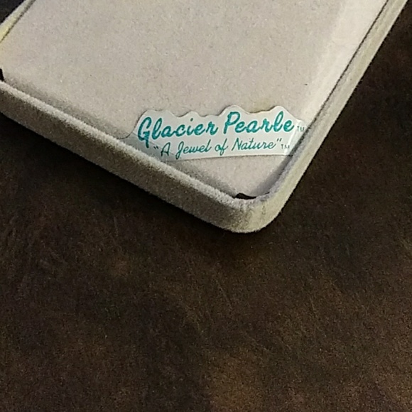 Mother of pearl broach. - Picture 2 of 2